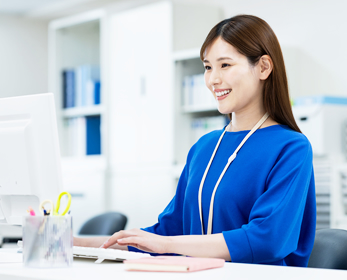 事務職　丁寧さと気配りを持って、チームを支えられる人
